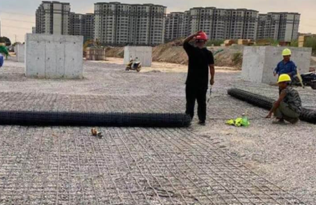 曹妃甸土工格栅铺设前地基要怎么处理？